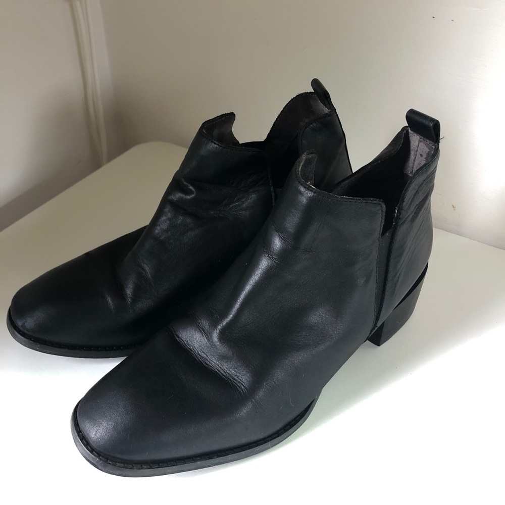 Seychelles Black Leather Ankle Boot Excellent Condition Perfect Fall Fit